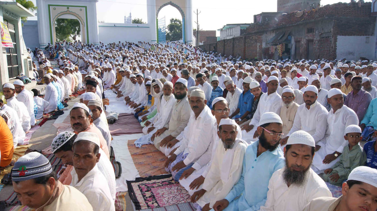 Durbar-e-Khuda raises his hand for Dua