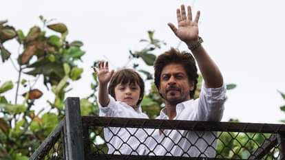 BOLLYWOOD KING KHAN AKA SHAHRUKH KHAN ON THE OCCASION OF EID IN MUMBAI