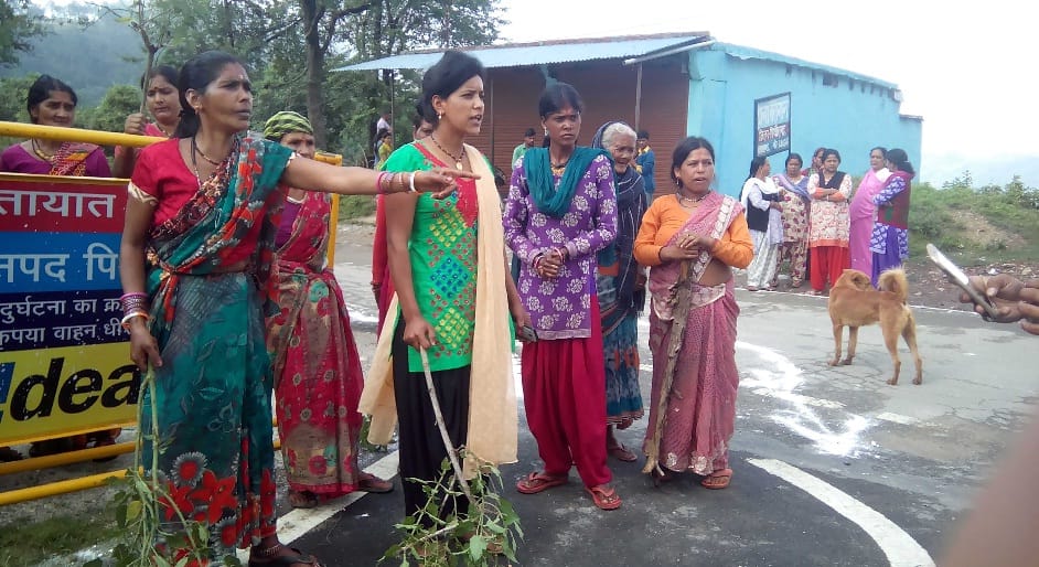 Women opened fire at the police station