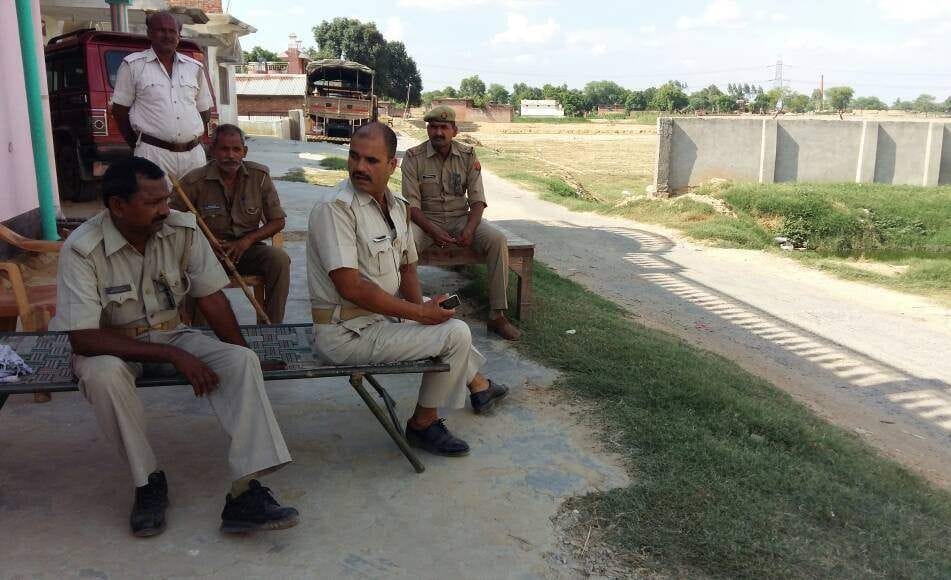 सिकंबरपुर में पसरा रहा सन्नाटा, फोर्स तैनात