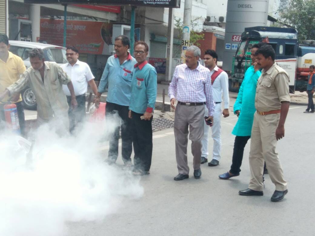 Varanasi Fire at the petrol pump, runaway staff, DM has handled 