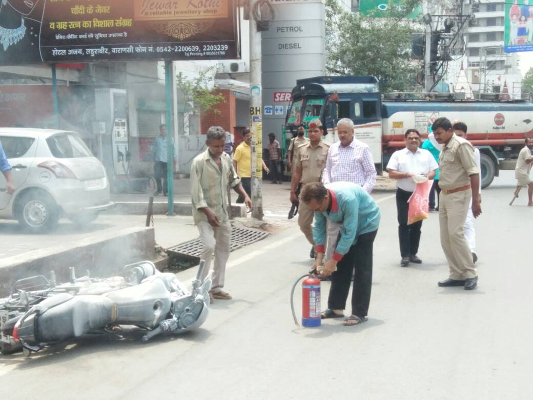 Varanasi Fire at the petrol pump, runaway staff, DM has handled 