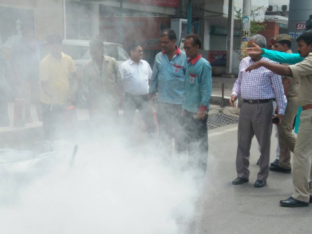 Varanasi Fire at the petrol pump, runaway staff, DM has handled 