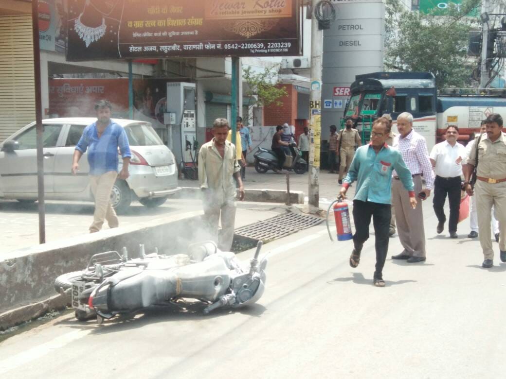 Varanasi Fire at the petrol pump, runaway staff, DM has handled 