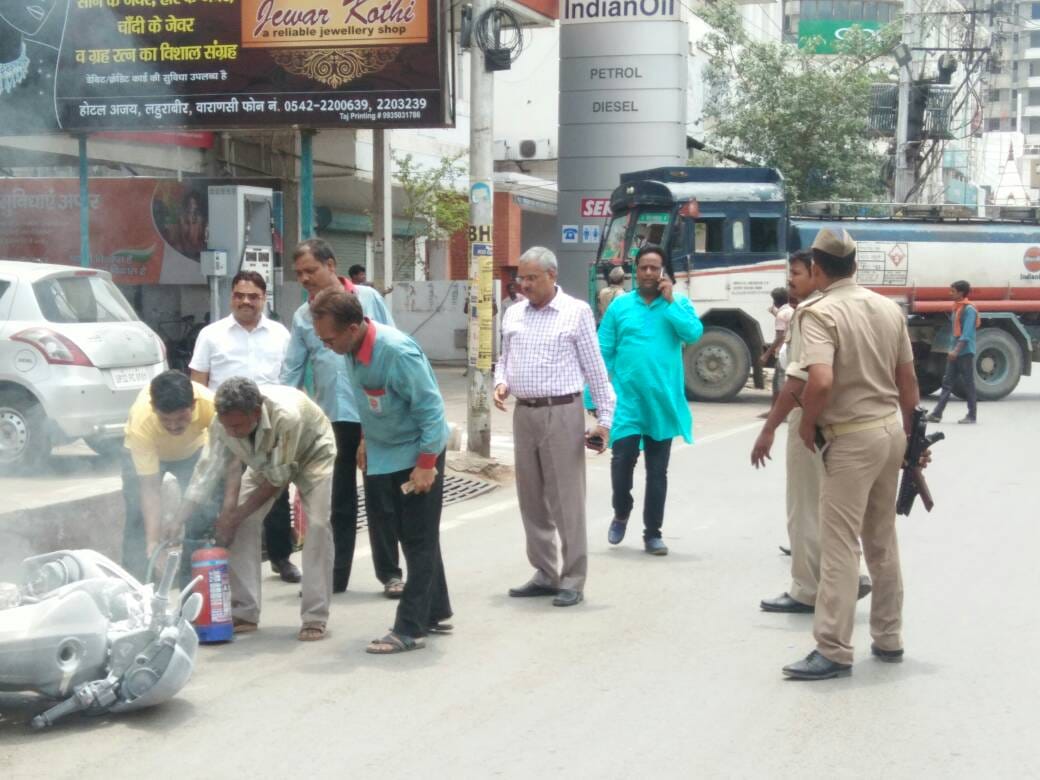 Varanasi Fire at the petrol pump, runaway staff, DM has handled 