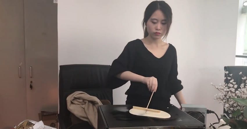 Chineese women Yeah cooks food on qffice equipments and make makeup from edible stuff