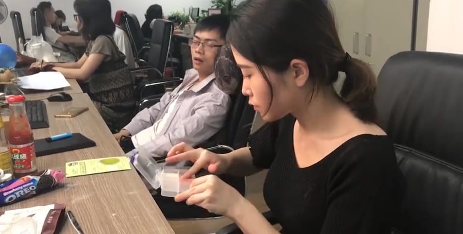 Chineese women Yeah cooks food on qffice equipments and make makeup from edible stuff