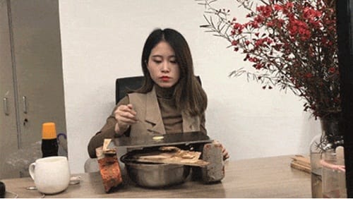 Chineese women Yeah cooks food on qffice equipments and make makeup from edible stuff