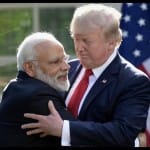 ट्रंप से गले मिले पीएम मोदी
