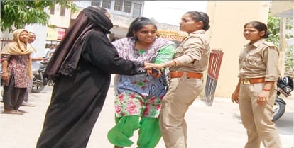 Bike thieves attacked the police, two daroga injured