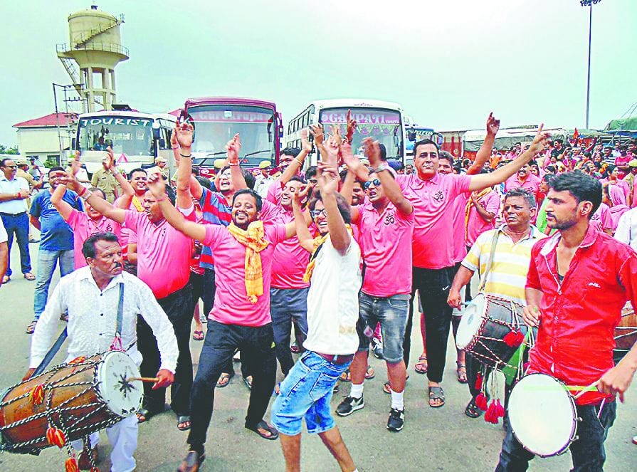 FIRST GROUP OF AMARNATH YATRIS ENTERED IN J&K