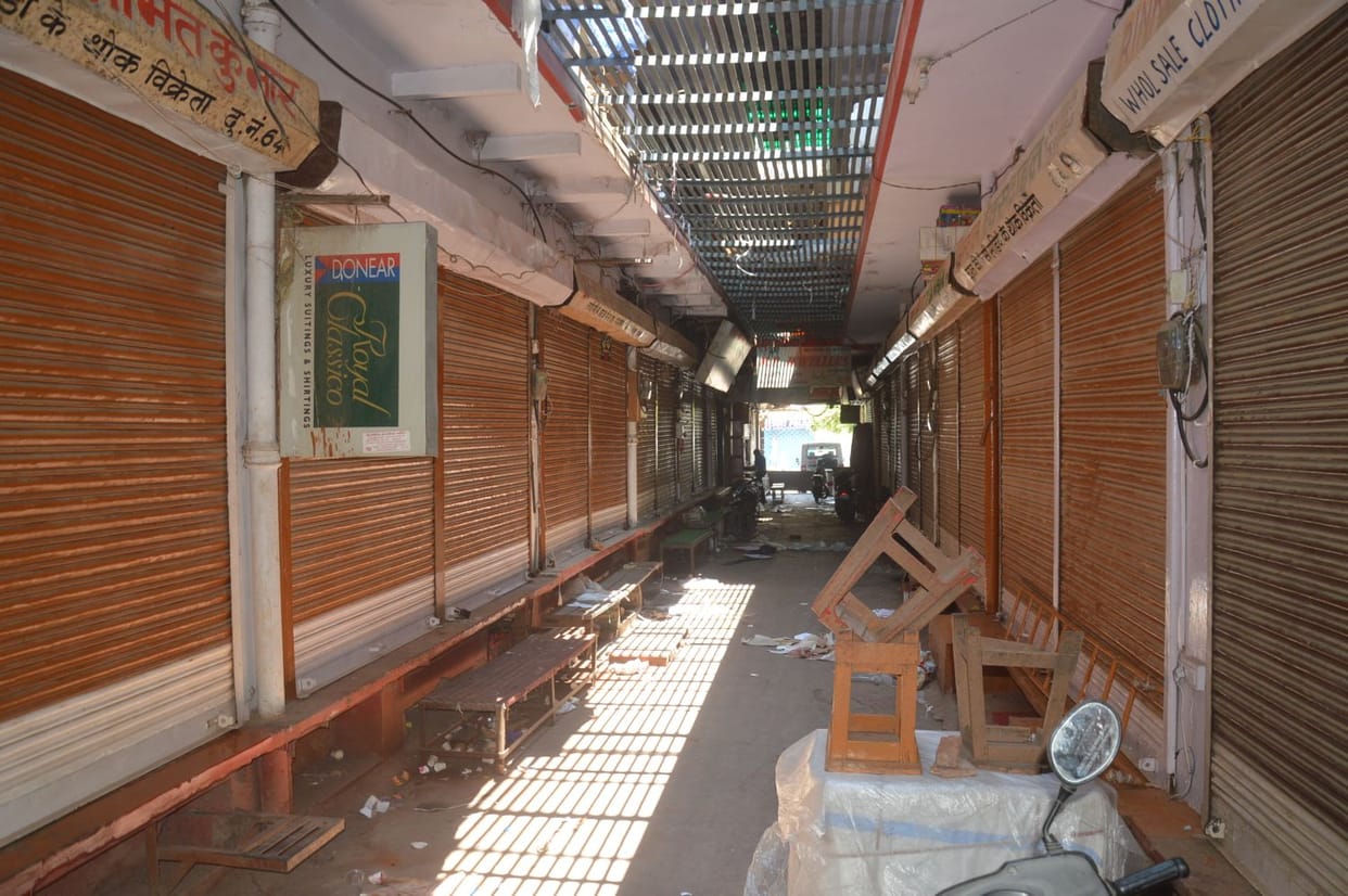 जीएसटी के विरोध अनाज मंडी में बेमियादी हड़ताल, कपड़ा बाजार भी बंद