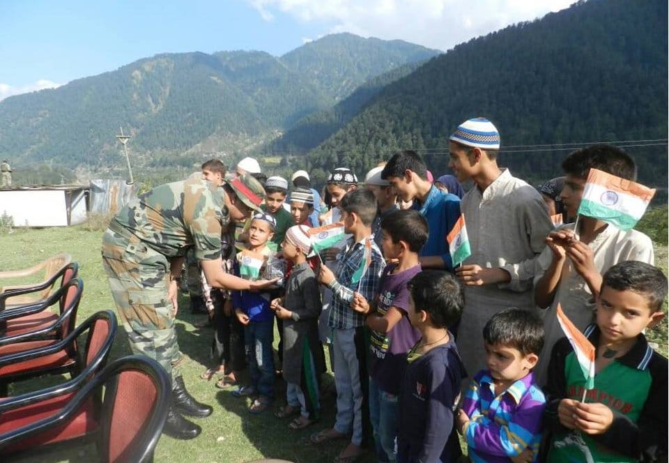 iNDIAN ARMY CELEBRATED EID WITH KASHMIRI KIDS