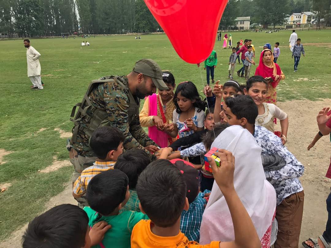 iNDIAN ARMY CELEBRATED EID WITH KASHMIRI KIDS