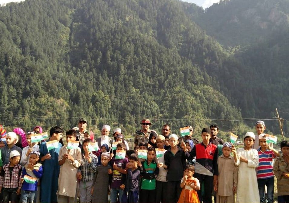 iNDIAN ARMY CELEBRATED EID WITH KASHMIRI KIDS