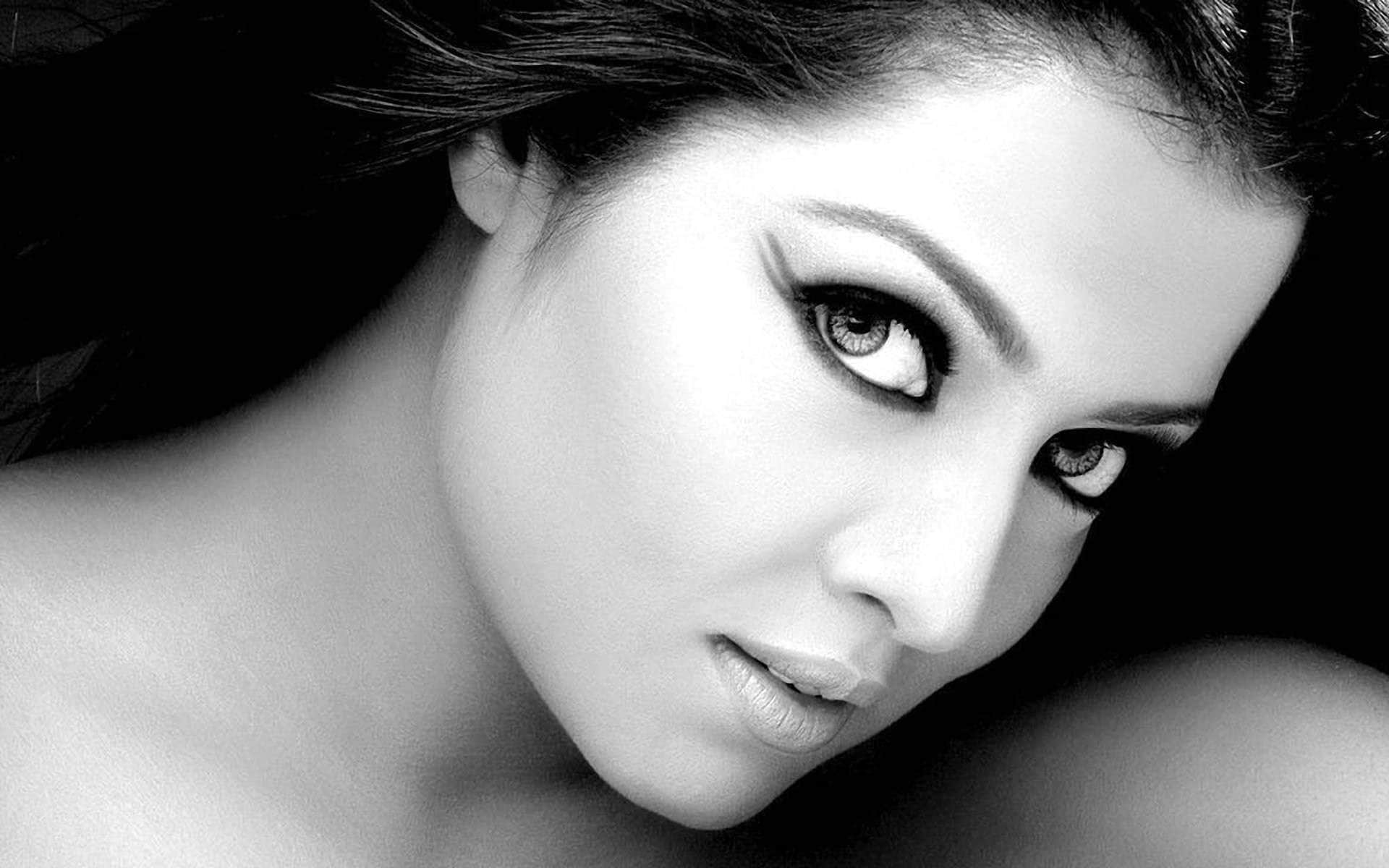 celina jaitley flaunting her baby bump in bikini, have a look at the picture