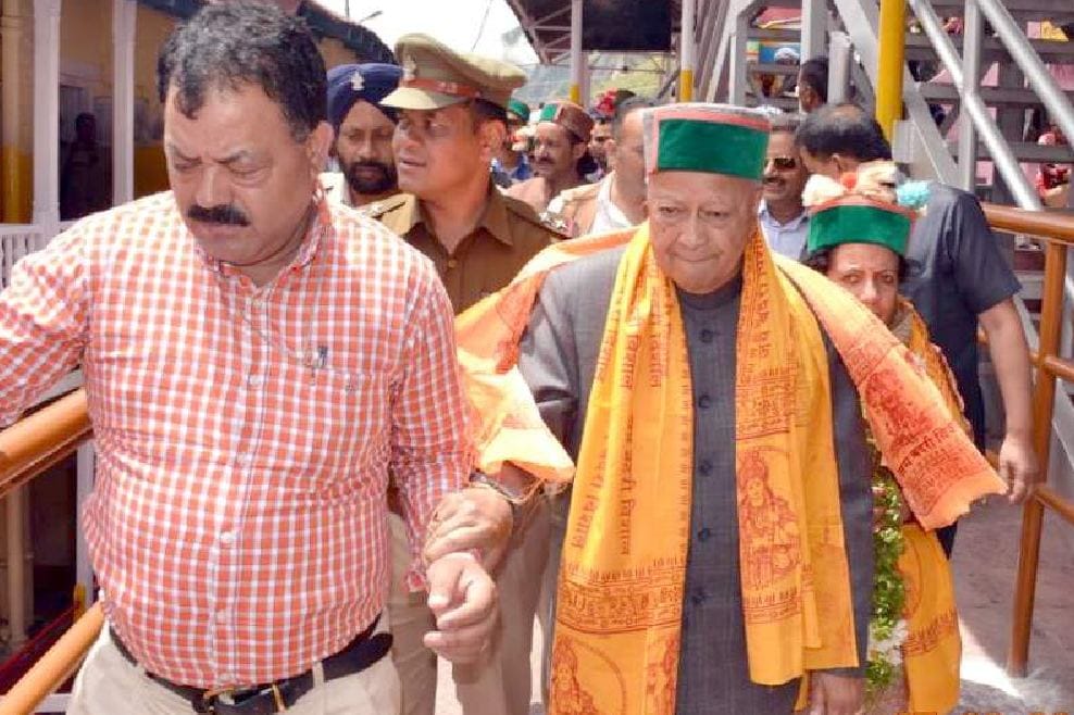 himachal chief minister virbhadra singh in badrinath dham