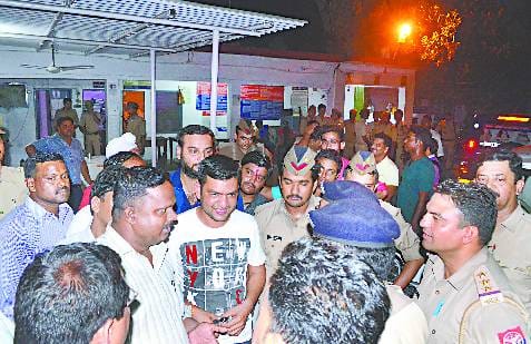 In the police station, the BJP and Hindu Youth Vahin leaders