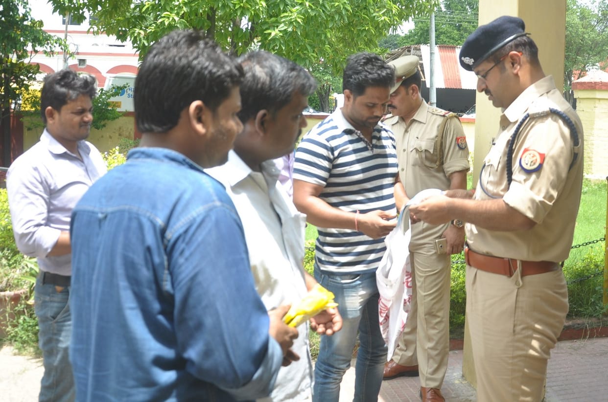 बैंकों में जाकर पुलिस ने जांची सुरक्षा व्यवस्था