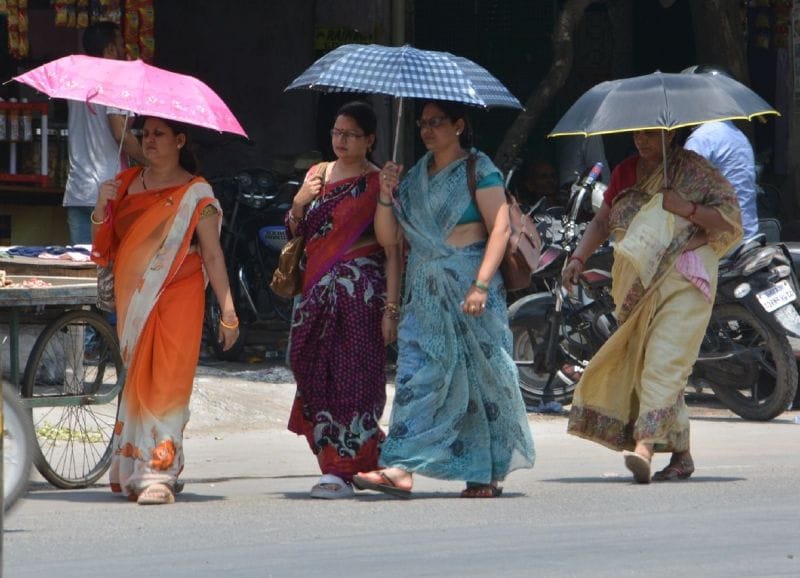 गर्मी से लोग बेहाल, अब बारिश का ही सहारा