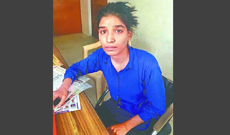 girl chase upto 3 kilometers to caught the robbers who snatched her mobile in noida