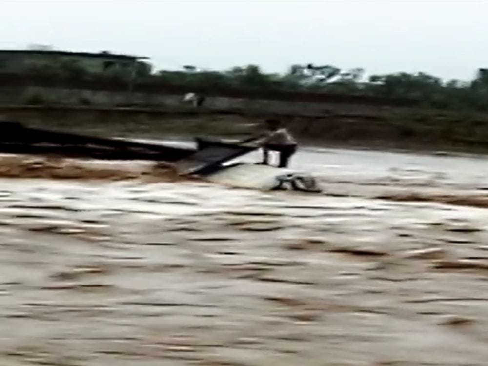Dumper driver trapped in mohand river 