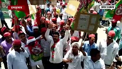 SAMAJWADI PARTY WORKERS PROTEST ON 100 DAY OF YOGI GOVERNMENT IN ALLAHABAD