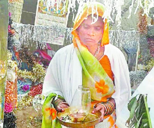 A lady perform suryapooja for the good of society.