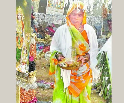 A lady perform suryapooja for the good of society.