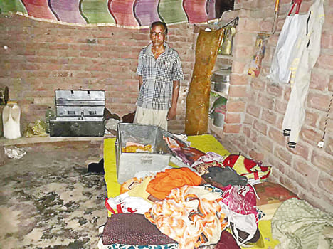 Thieves stolen from the house in front of the police station