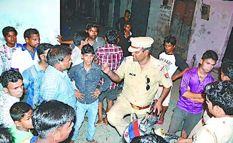 The dispute of the two people made the dispute, pothole, cheating