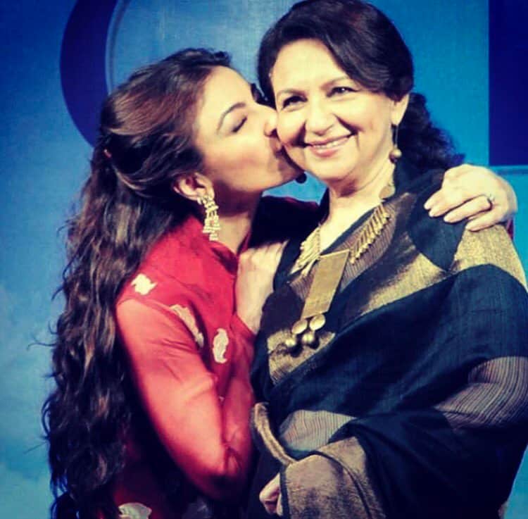 Pregnant Soha Ali Khan looking pretty in these baby shower pics 