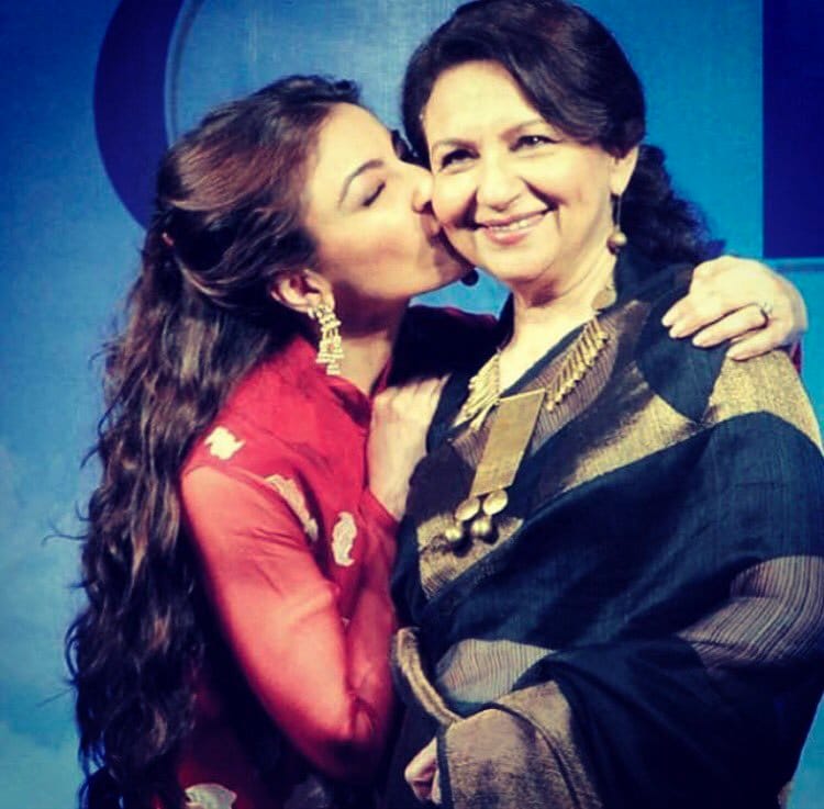 Pregnant Soha Ali Khan looking pretty in these baby shower pics 