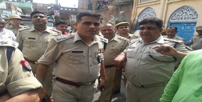 Again the bloody struggle in Muzaffarnagar, one shot, top officer posted