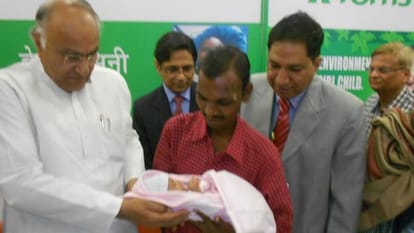 new born baby damini became orphan, Rikshvalla bablu died 