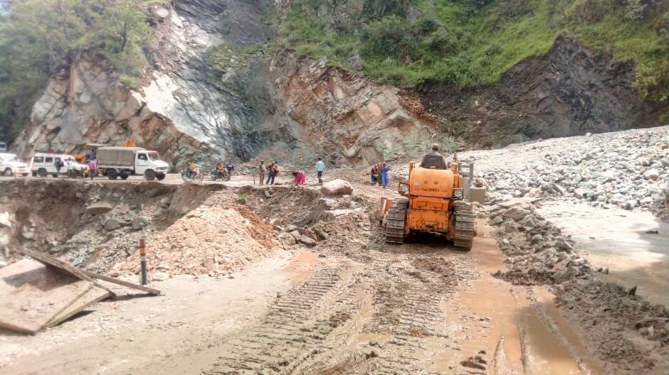 badrinath highway blocked due to heavy rain