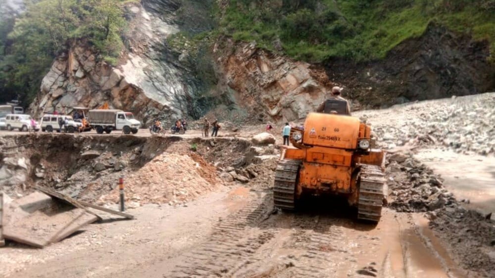 badrinath highway block due to heavy rain and landslide