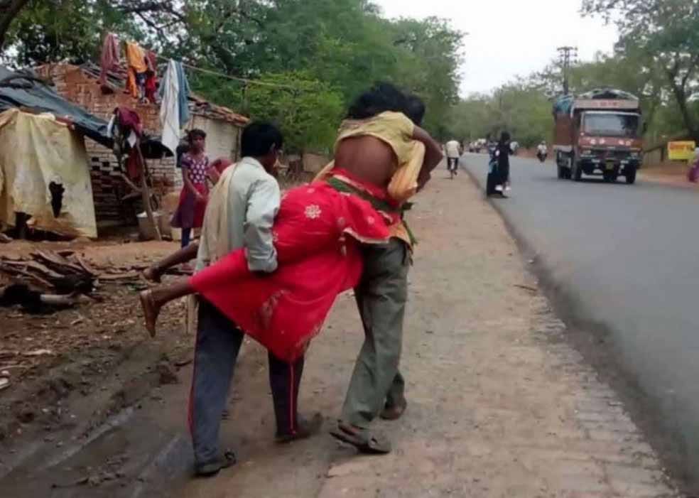 mirzapur brother carry his sick sister at shoulder at absence of ambulance