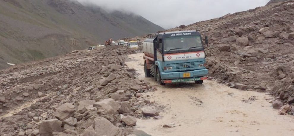 cloudburst at manali leh road near Baralacha pass