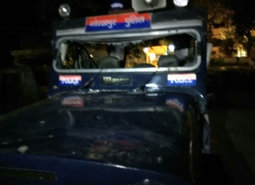 भटहट में पुलिस पर पथराव, जीप तोड़ी