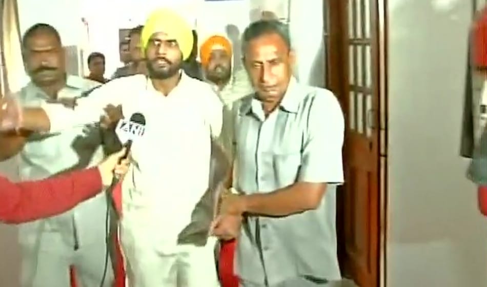 ruckus created by 2 angry aap workers inside delhi assembly, level corruption against satyendra jain