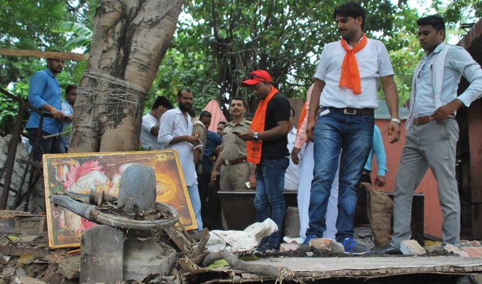  hindu organisation protest and hostage jcb driver on demolish worship area wall 