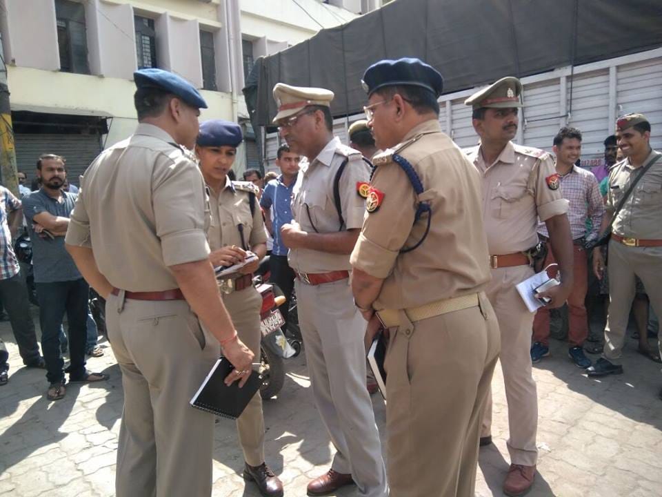 nine lakh loot in Kanpur  