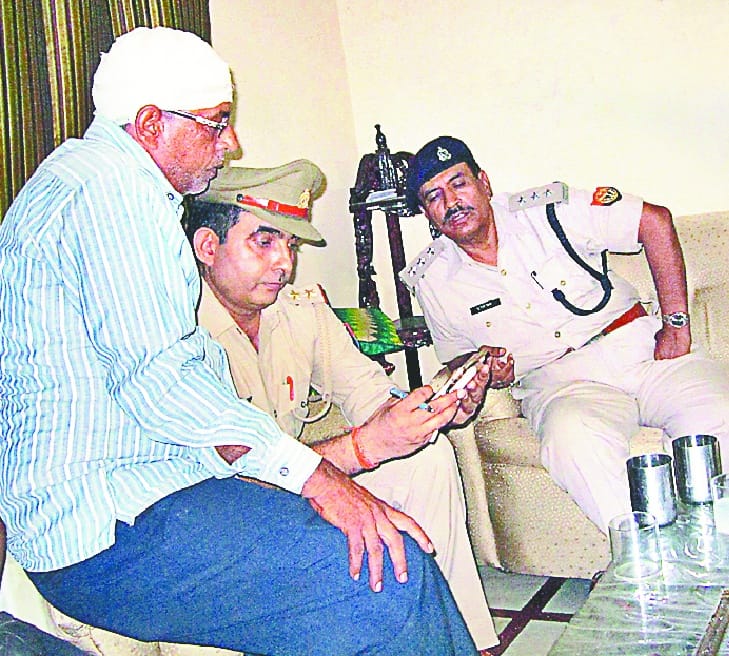 5.17 lakh looted by cashier in Mawana, firing
