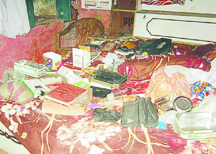 Seven lakhs of stealing in Saraf's house