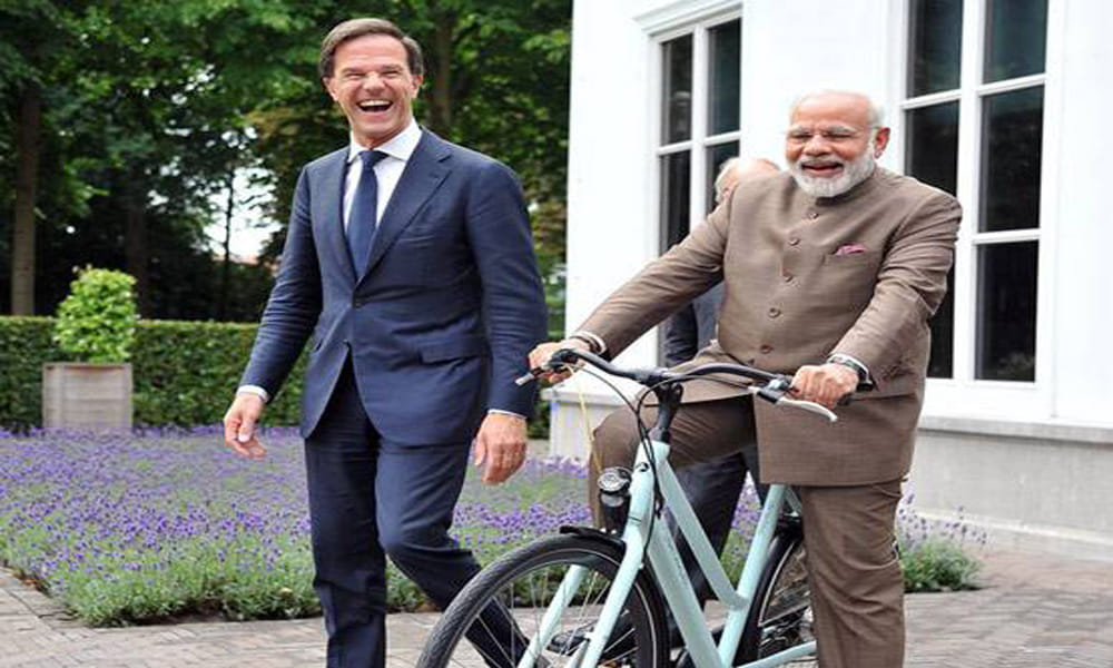 netherland's pm mark rutte gave bicycle to pm modi