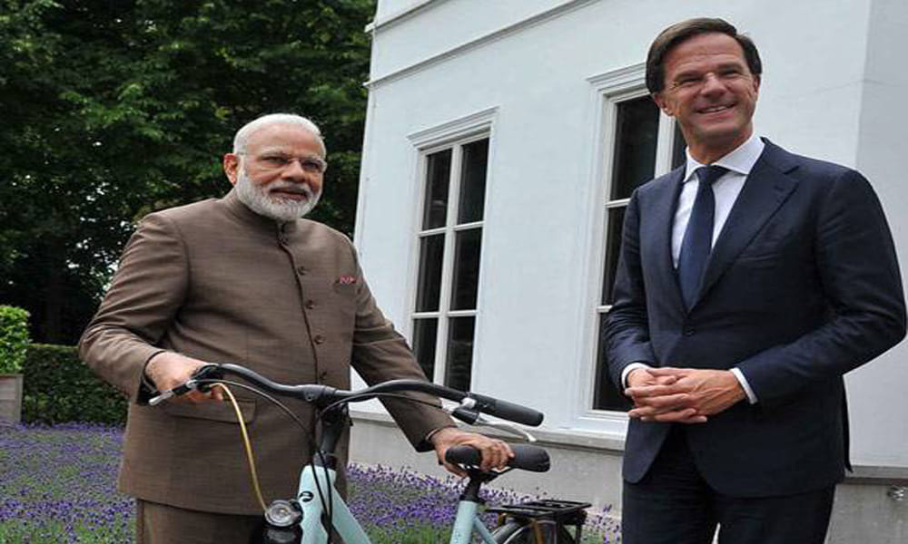 netherland's pm mark rutte gave bicycle to pm modi