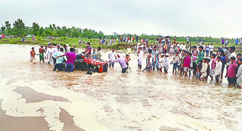 In the rainy streams burst, tractor shedding