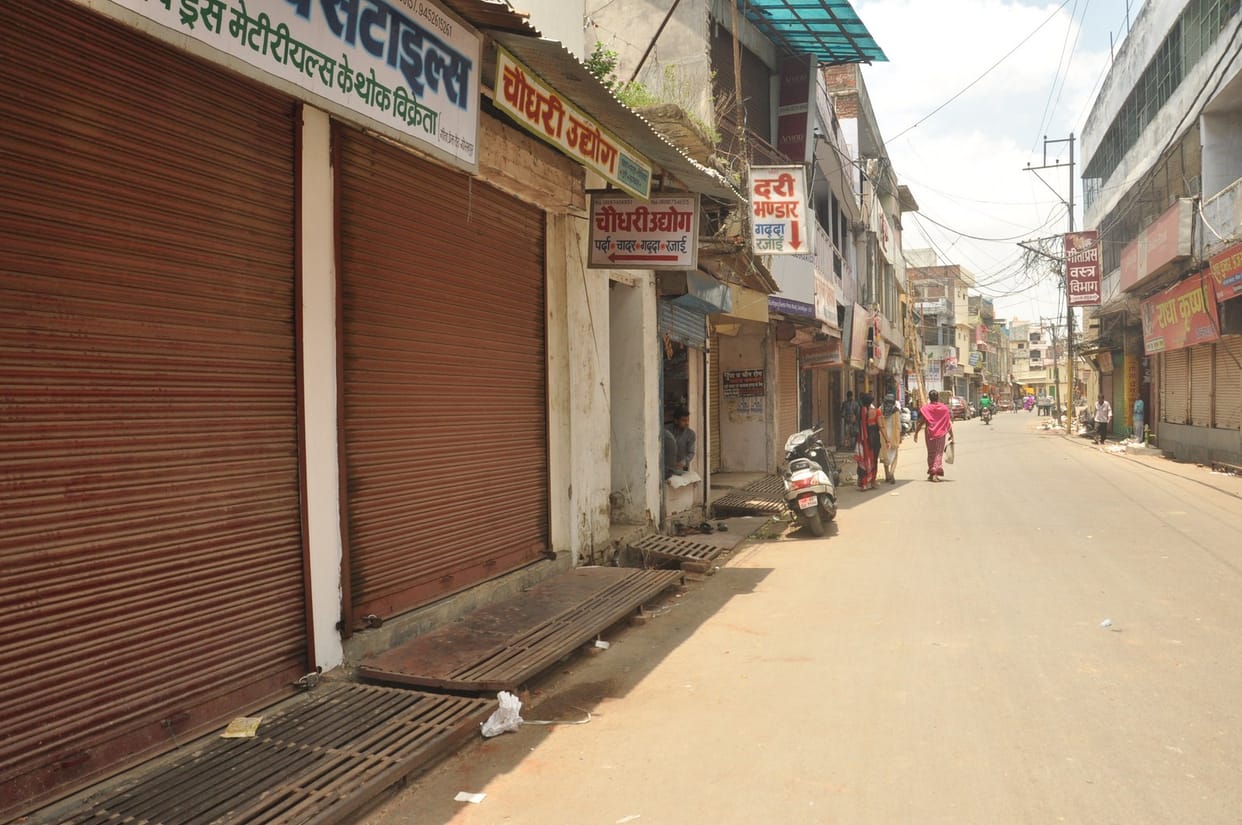 कपड़ा बाजार बंद, सड़क पर व्यापारी