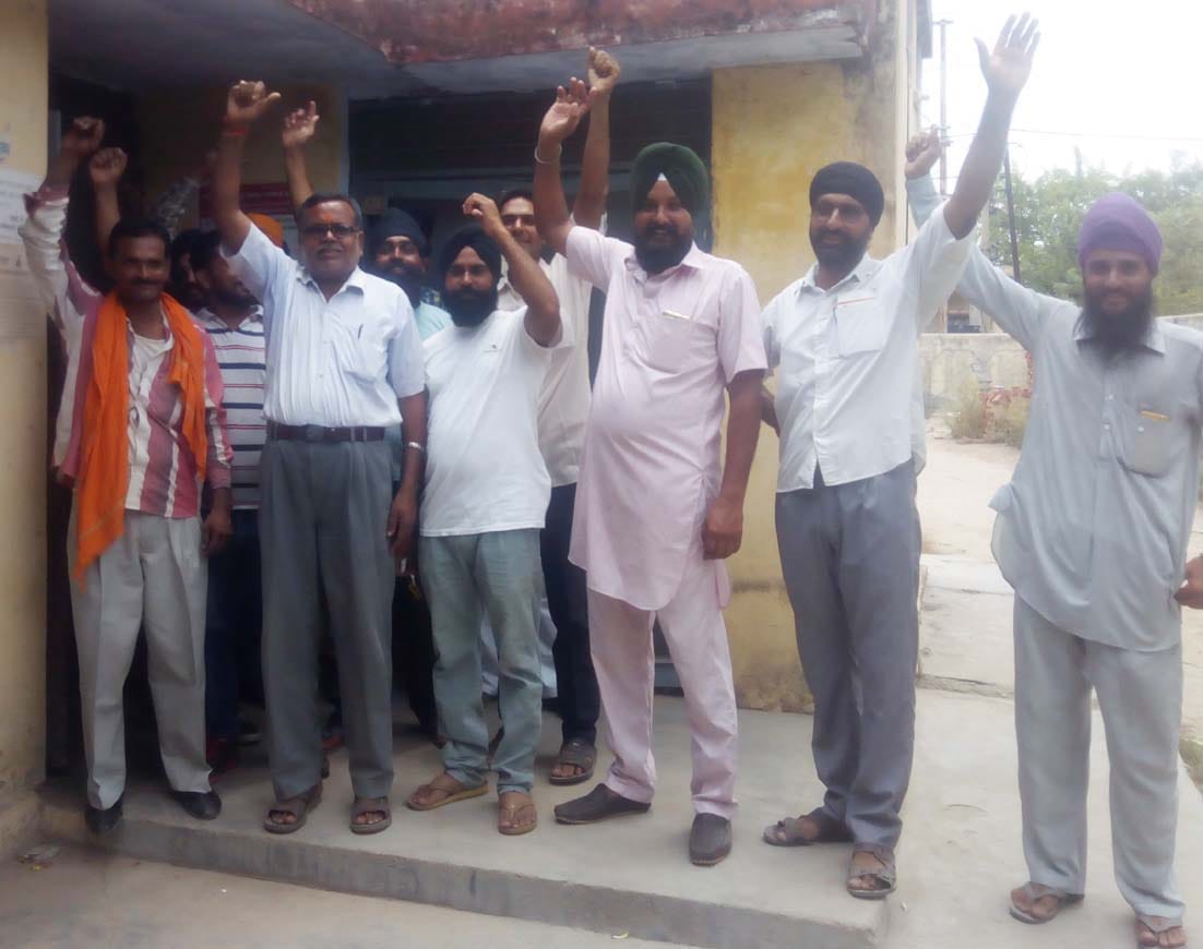 Showcasing farmers' protest against undeclared power cuts